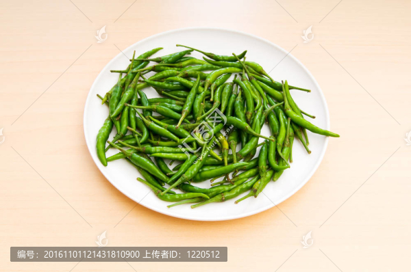 桌上的辣椒放在木桌上