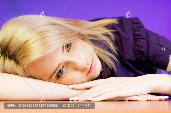 迷人的金發(fā)女孩對(duì)彩色背景
