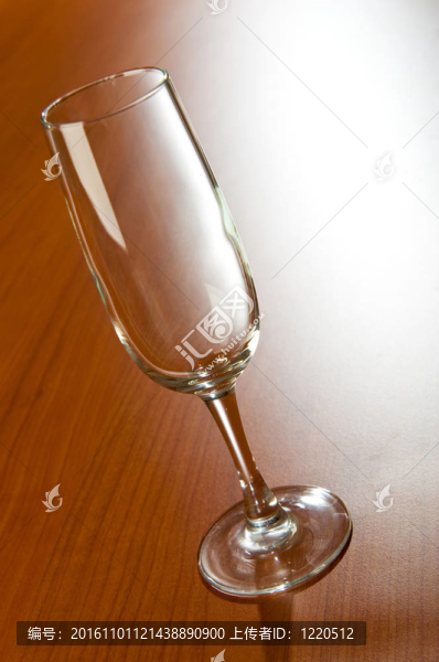木桌上的酒杯