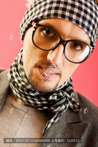 一個戴眼鏡的男人的肖像