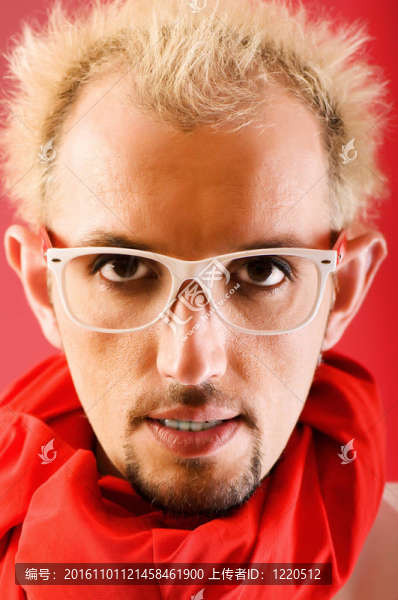 一個戴眼鏡的男人的肖像