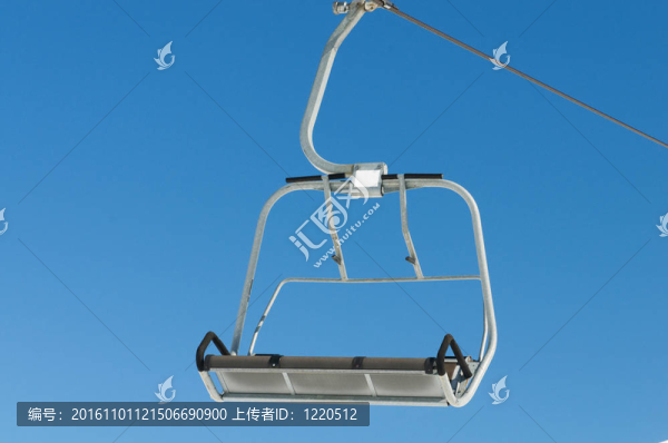 在明亮的冬天的滑雪纜車