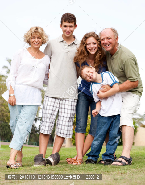 快樂(lè)的家庭在公園里玩的開(kāi)心-匯圖網(wǎng) www.fosd68.com 快樂(lè)的家庭在公園里玩的開(kāi)心