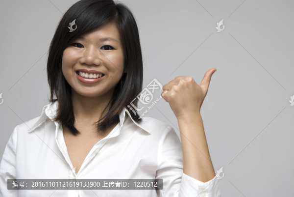 亞洲婦女微笑和豎起大拇指