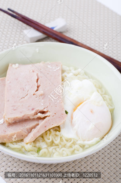雞蛋火腿方便面