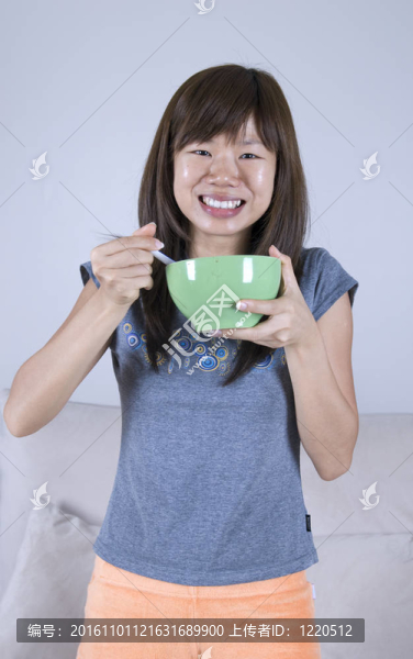 亞洲圖阿貝女孩吃和微笑