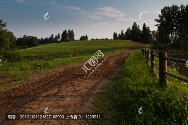 早晨的鄉(xiāng)村路