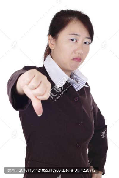 女人給拇指向下。