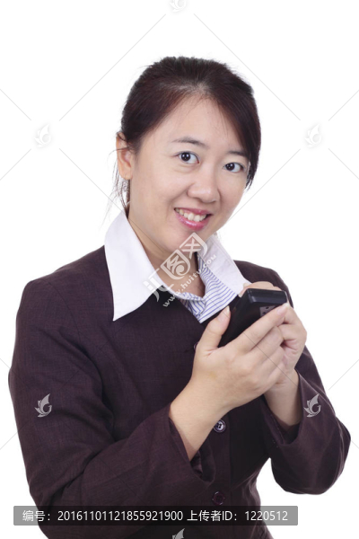 亞洲女商人發(fā)短信用手寫筆的智能手機。