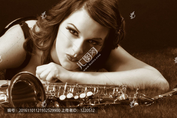 隨著復(fù)古內(nèi)衣薩克斯女性肖像。形象化為老圖片，包括添加一些人工紋理。圖片的過濾版本
