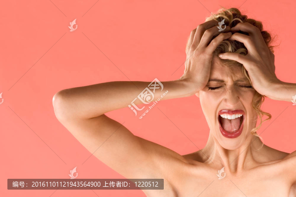 金發(fā)碧眼的美女尖叫著閉上眼睛