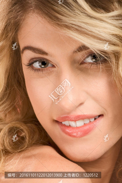 美麗的金發(fā)美女畫像自然化妝
