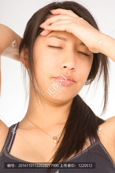 年輕漂亮女人患頭痛