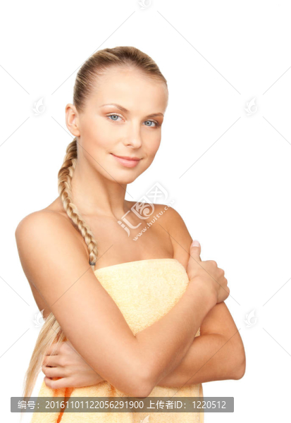 可愛的女人在毛巾