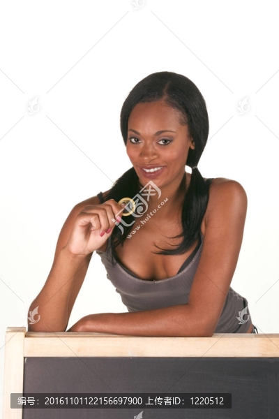 黑板上帶避孕套的非洲裔婦女