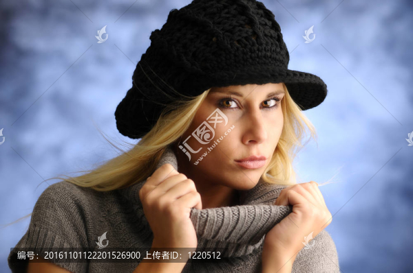 戴黑帽子的金發(fā)女孩
