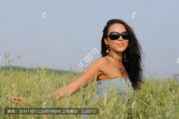在田野里戴著眼鏡的女人