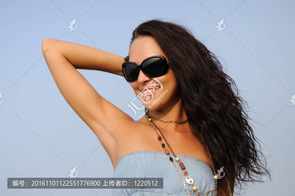 在田野里戴著眼鏡的女人