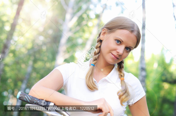 年輕漂亮的女孩