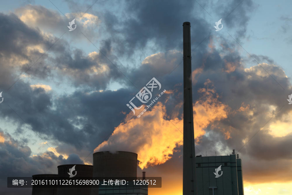 日落中的核電站