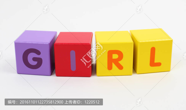 字女孩用彩色字母立方體