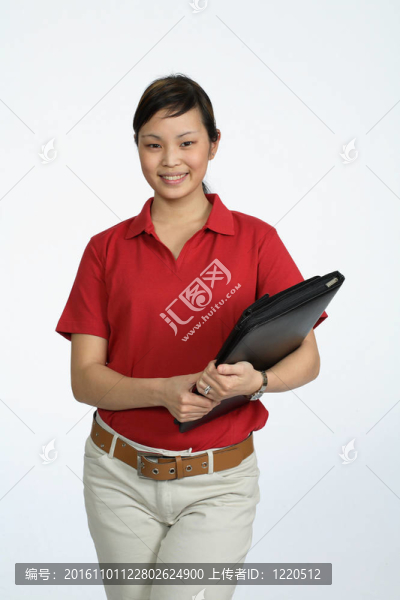 亞洲女子穿著一件紅襯衫