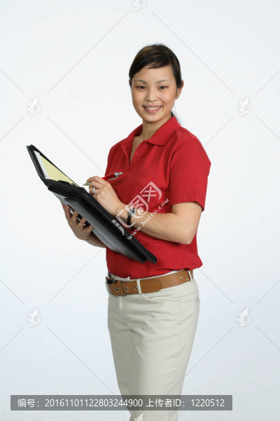 亞洲女子穿著一件紅襯衫
