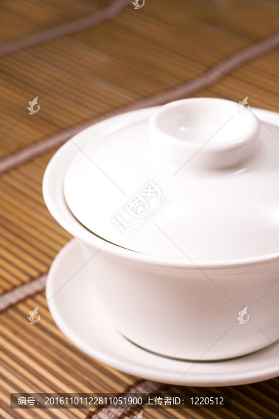 在木桌上的茶杯