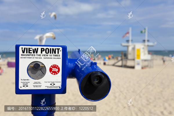 英國(guó)海灘上有海鷗的望遠(yuǎn)鏡