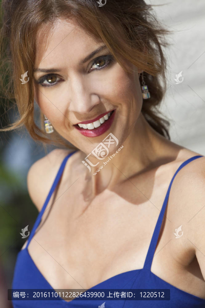 在一個三十多歲的年輕漂亮的女人戶外人像