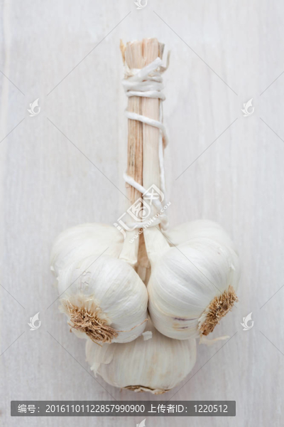 一串新鮮大蒜