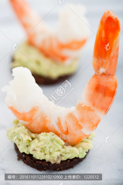 床上的大蝦沙拉醬的美味開胃菜