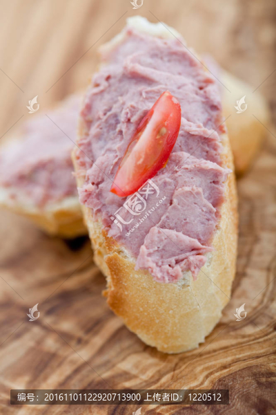 兩面包與肝和蘋果醬