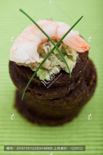 在床上鱷梨醬蝦美味的開胃菜