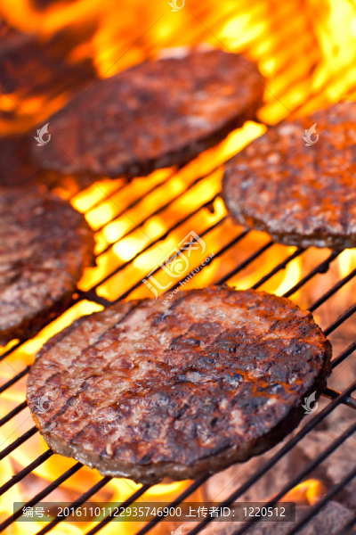 在一個燒烤大beefburgers