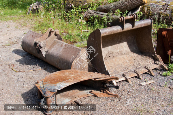 在院子里工業(yè)挖掘機(jī)斗