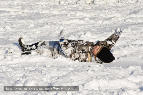 年輕的男孩躺在雪地里