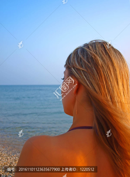 年輕的女人盯著大海