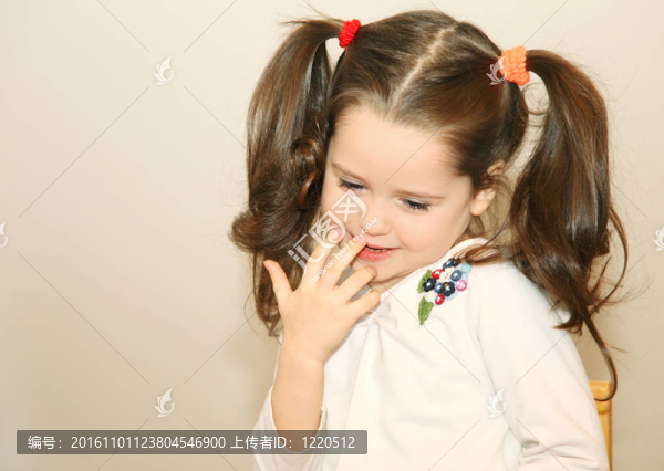 害羞的小女孩