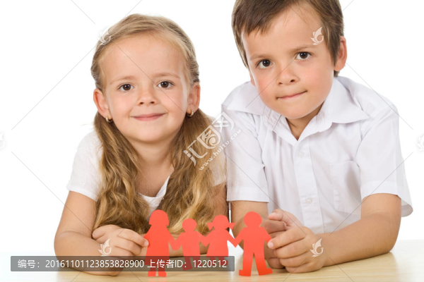 孩子們拿著紙的人