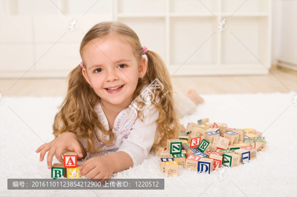 玩字母積木的小女孩