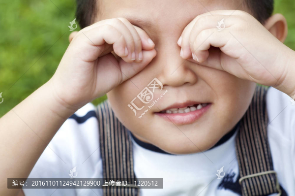 覆蓋眼睛的男孩