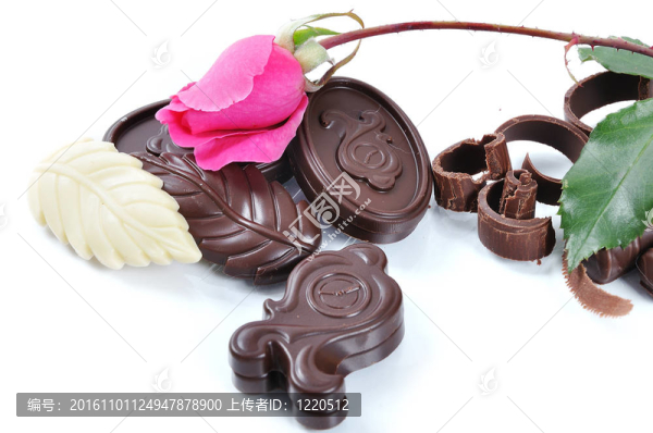 巧克力；桌子；碎片；白色背景玫瑰