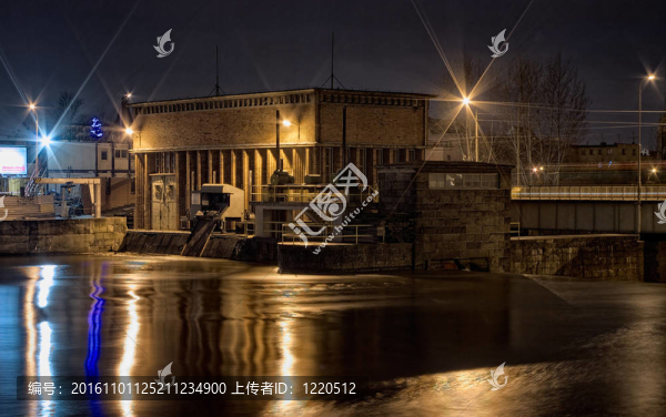 水磨坊屋在夜間