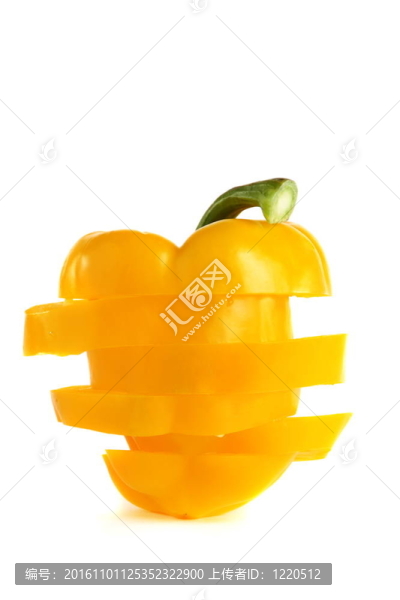 白色背景上的黃色小辣椒。