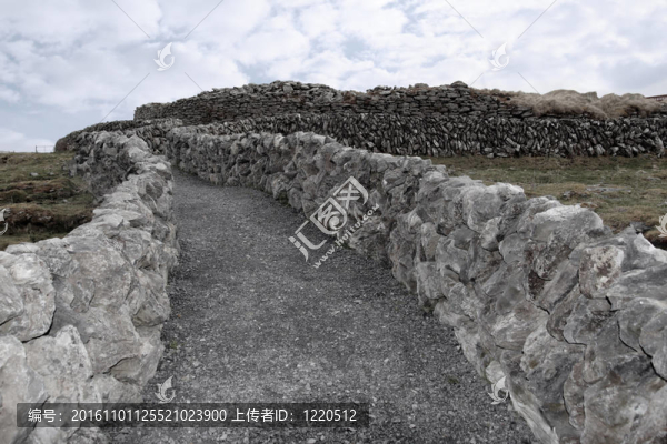 石墻與碎石路