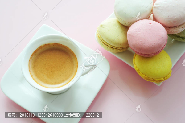 蛋白杏仁餅干和咖啡