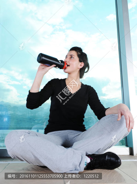 女孩健身后飲用水