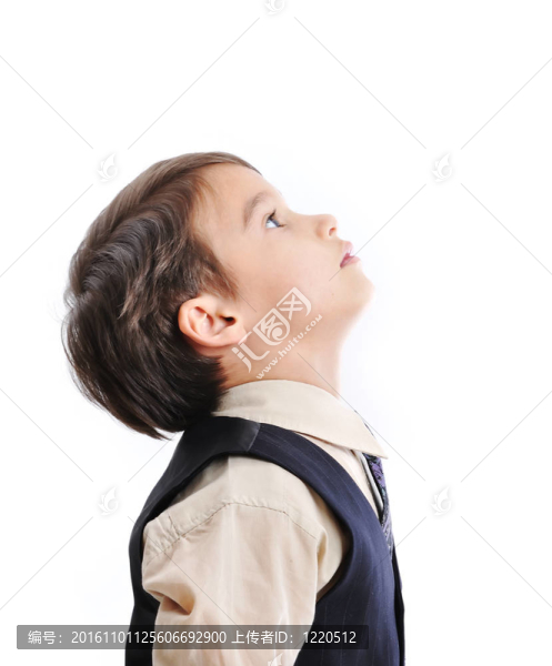 小陽性兒童穿著好衣服；孤立