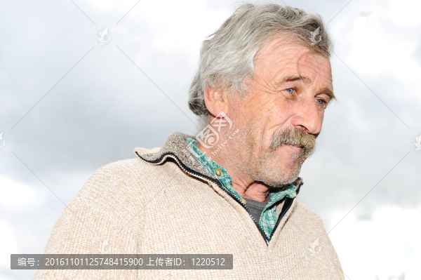 老人；自然姿勢畫像